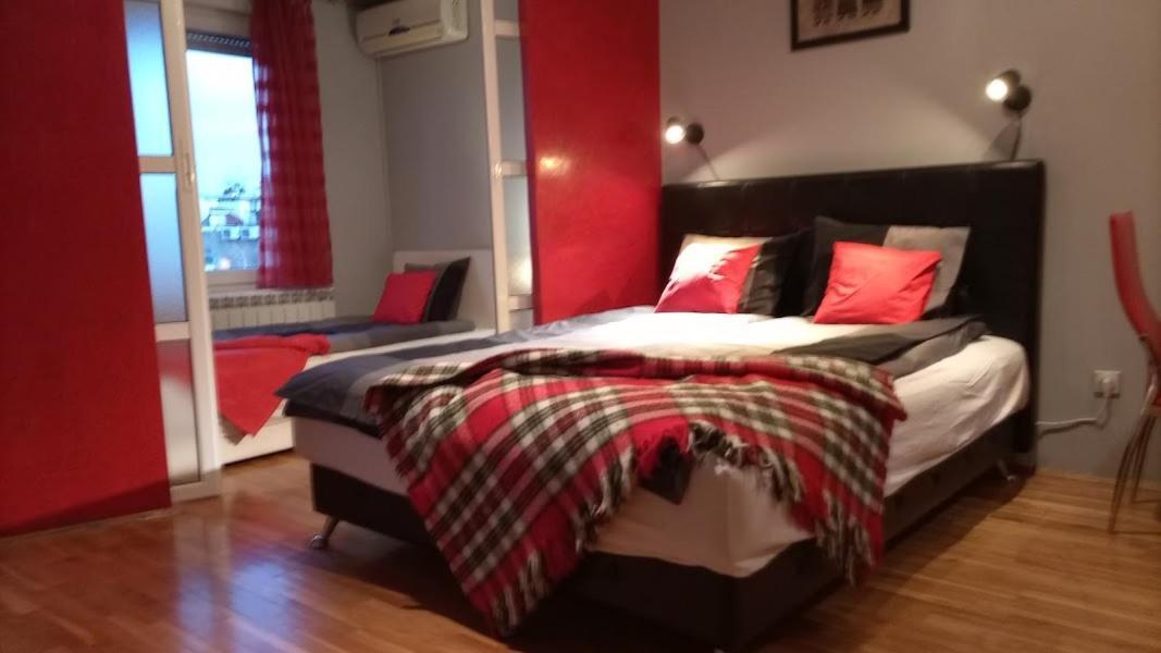 Savinac U Srcu Beograda, Trg Slavija *